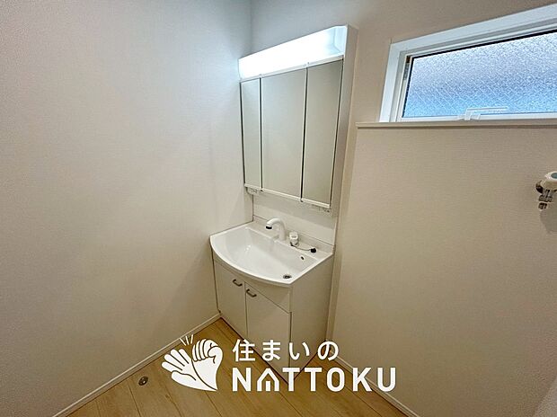 【洗面台・洗面所 】鏡の両サイドは、必要なものを取出しやすく、大きな鏡面で朝の準備も快適。
使いやすいリフトアップ機能付きのシングルレバーシャワー水栓付です。
