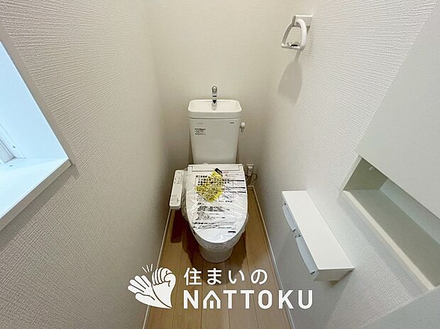 【トイレ	 】汚れてもサッとひと拭きでお手入れ簡単、エコ仕様の温水洗浄便座付きのトイレです。
バリアフリーにも配慮しています。
