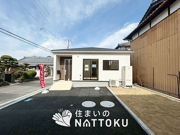 【現地写真（前道含む外観）】お引渡し後も無償の定期点検を行っており、暮らしの安心をお届けしています。