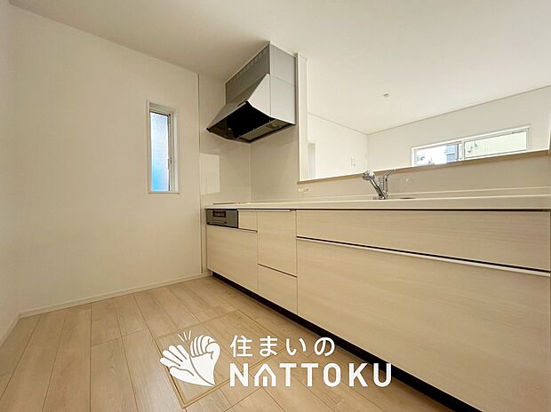 【現地写真(キッチン)】収納たっぷりのシステムキッチン、浄水器付水栓を標準装備しています。