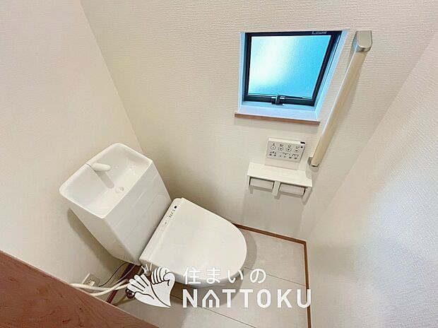 【トイレ】汚れてもサッとひと拭きでお手入れ簡単、エコ仕様の温水洗浄便座付きのトイレです。
バリアフリーにも配慮しています。
