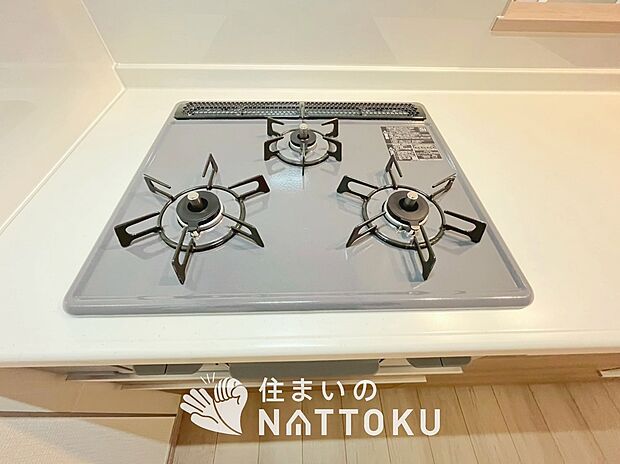 【ビルトインコンロ】フラットな構造で清掃性が高く、過熱防止センサー付３口タイプで日頃の家事も快適です。