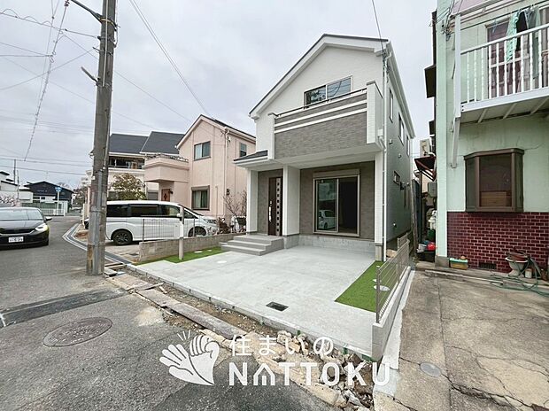 【現地写真（駐車場）】駐車スペースが広く、運転が苦手な方も安心です。