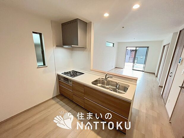 【現地写真（キッチン）】収納たっぷりのシステムキッチン、浄水器付水栓を標準装備しています。