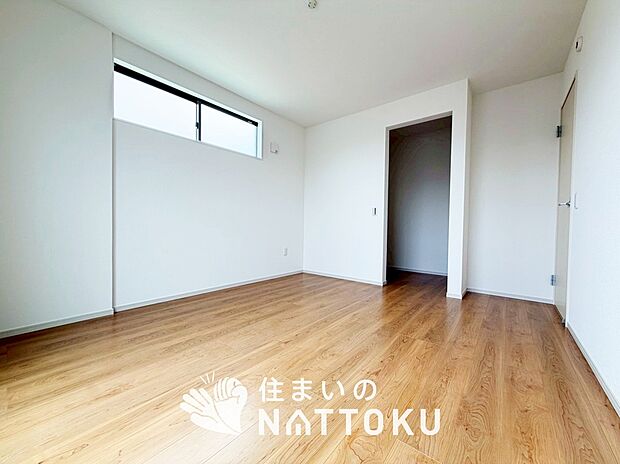 【現地写真（寝室）】木目の美しさを際立たせるシンプルデザインの建具を使用しています。