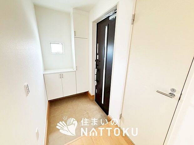 【現地写真（玄関）】玄関には、大型のシューズ収納を設置しています。