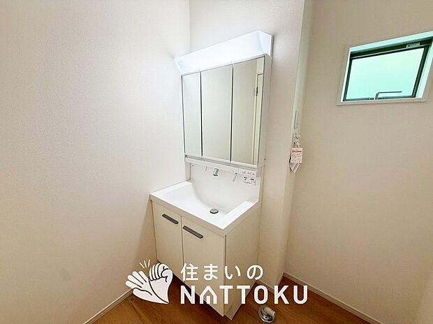 【洗面台・洗面所】鏡の両サイドは、必要なものを取出しやすく、大きな鏡面で朝の準備も快適。
使いやすいリフトアップ機能付きのシングルレバーシャワー水栓付です。
