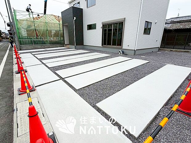 【現地写真（駐車場）】駐車スペースが広く、運転が苦手な方も安心です。