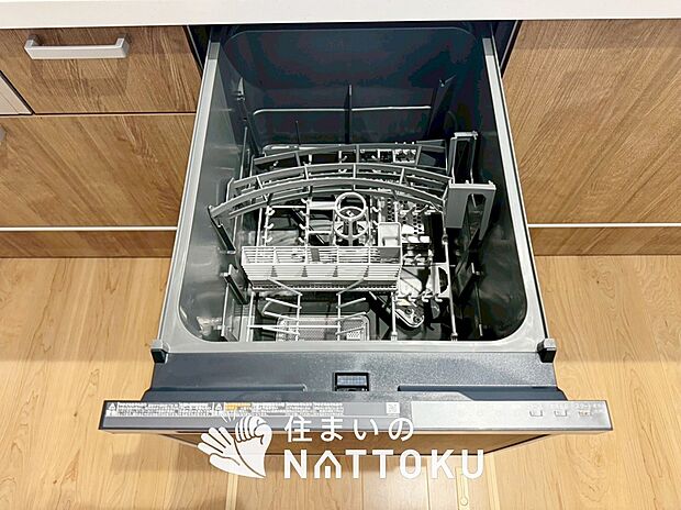 【食器洗い乾燥機】食後の時間にゆとりを与えてくれる食器洗い乾燥機。
操作ボタンも上面にあるので、腰をかがめずに操作ができラクラクです。
