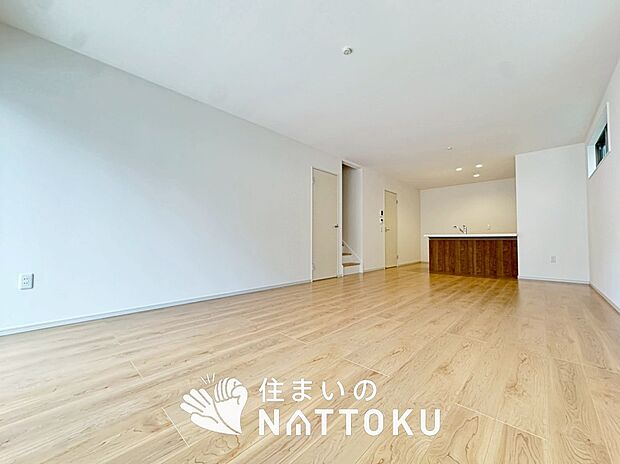 【現地写真（リビング）】フローリング材には、木目、色調など木材特有の風合いがあり、ナチュラルな美しさになっています。