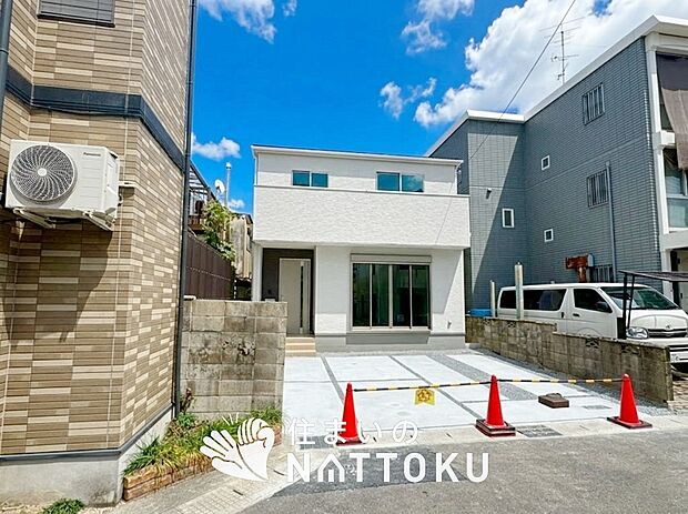 【現地写真（前道含む外観）】断熱性、気密性を高める工夫で一年中ずっと心地よく暮らせる、高気密・高断熱です。