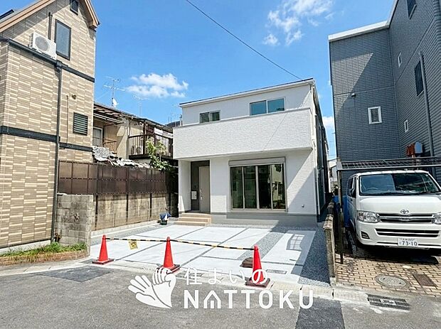 【現地写真（前道含む外観）】お引渡し後も無償の定期点検を行っており、暮らしの安心をお届けしています。