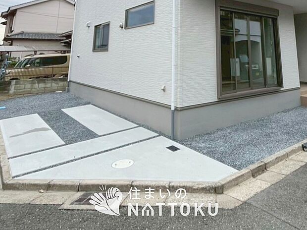 【現地写真（駐車場）】駐車スペースが広く、運転が苦手な方も安心です。