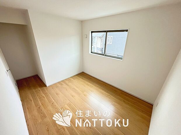 【現地写真（洋室）】木目の美しさを際立たせるシンプルデザインの建具を使用しています。