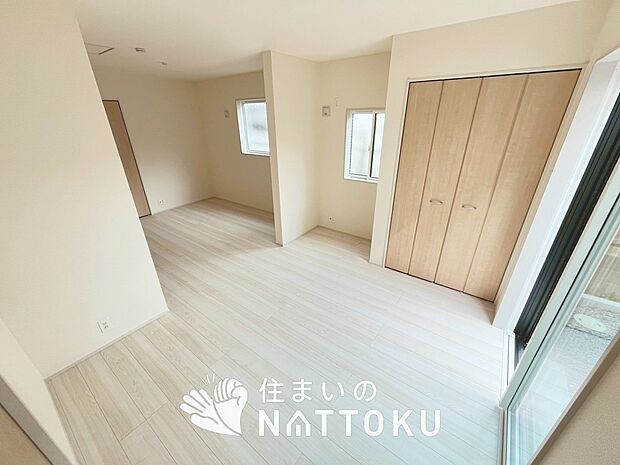 【現地写真（寝室）】木目の美しさを際立たせるシンプルデザインの建具を使用しています。