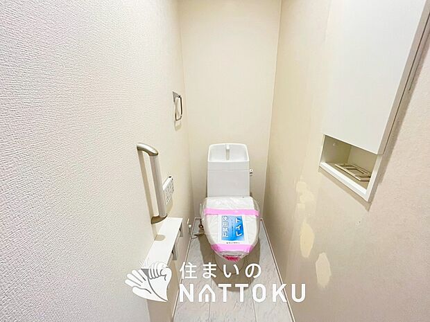 【トイレ】汚れてもサッとひと拭きでお手入れ簡単、エコ仕様の温水洗浄便座付きのトイレです。
バリアフリーにも配慮しています。
