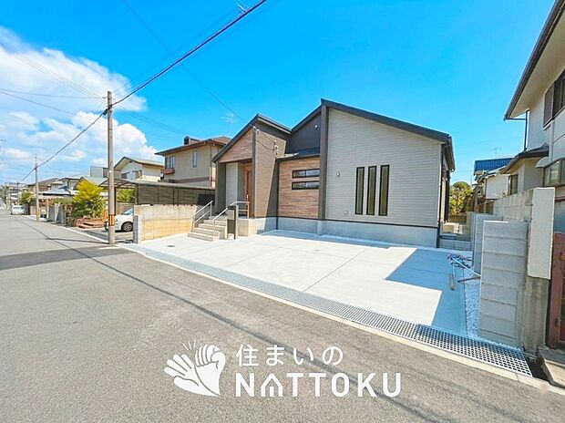 【現地写真（前道含む外観）】健康被害に配慮したもっとも安全性の高い建材を採用し、シックハウス対策をしております。