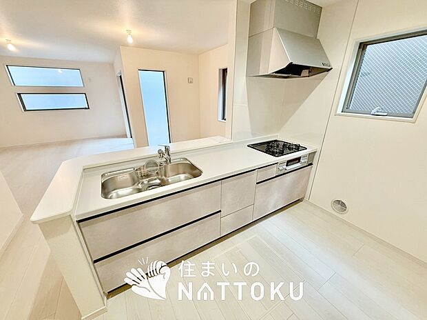 【現地写真（キッチン）】収納たっぷりのシステムキッチン、浄水器付水栓を標準装備しています。