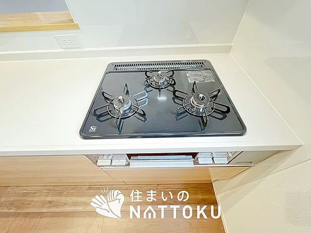 【ビルトインコンロ】フラットな構造で清掃性が高く、過熱防止センサー付３口タイプで日頃の家事も快適です。