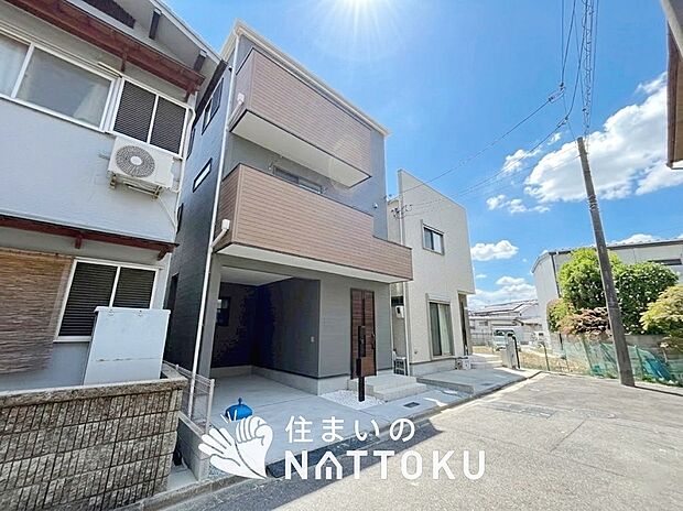 【現地写真（前道含む外観）】健康被害に配慮したもっとも安全性の高い建材を採用し、シックハウス対策をしております。