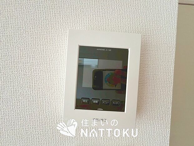 【TVモニター付インターホン】来訪者を画像と音声で確認できる、防犯性に優れた安心のシステム。
スッキリしたデザインで、誰でも簡単に操作できます。