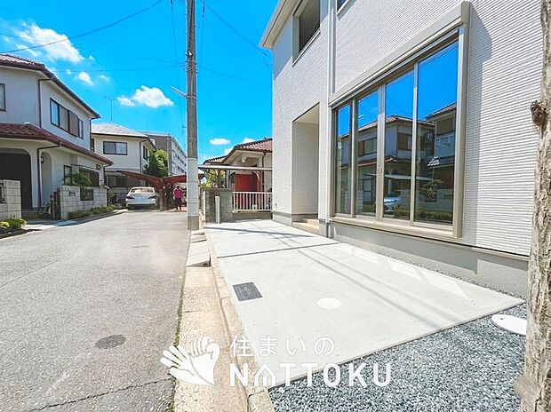 【現地写真（前道含む外観）】お引渡し後も無償の定期点検を行っており、暮らしの安心をお届けしています。