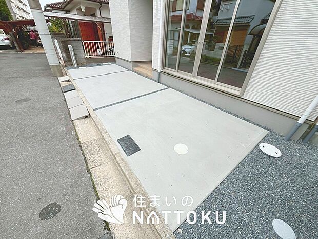 【現地写真（駐車場）】駐車スペースが広く、運転が苦手な方も安心です。