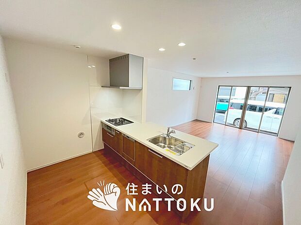 【現地写真（キッチン）】収納たっぷりのシステムキッチン、浄水器付水栓を標準装備しています。