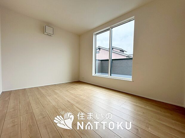 【現地写真（寝室）】木目の美しさを際立たせるシンプルデザインの建具を使用しています。