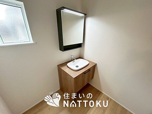 【洗面台・洗面所】鏡の両サイドは、必要なものを取出しやすく、大きな鏡面で朝の準備も快適。
使いやすいリフトアップ機能付きのシングルレバーシャワー水栓付です。
