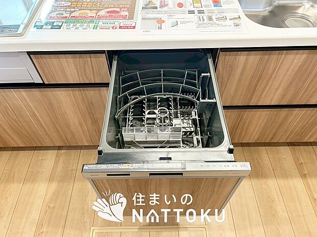 【食器洗い乾燥機】食後の時間にゆとりを与えてくれる食器洗い乾燥機。
操作ボタンも上面にあるので、腰をかがめずに操作ができラクラクです。
