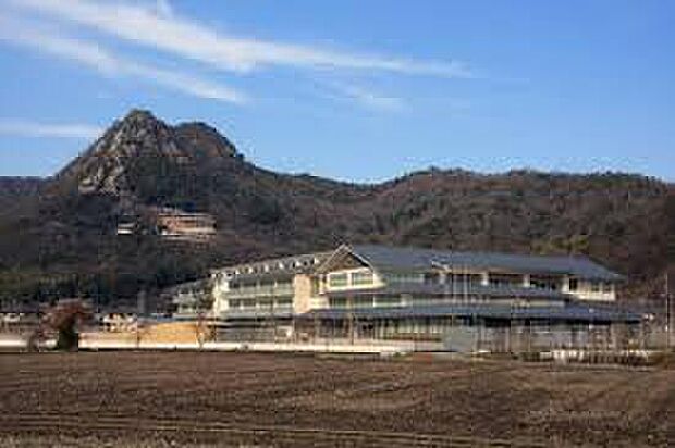 東近江市立箕作小学校（約1,100m）