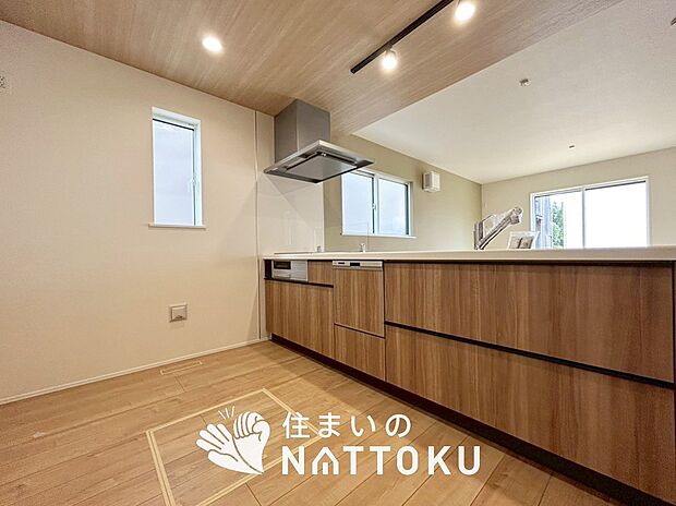 【現地写真（キッチン）】収納たっぷりのシステムキッチン、浄水器付水栓を標準装備しています。