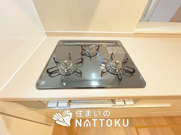 【ビルトインコンロ】フラットな構造で清掃性が高く、過熱防止センサー付３口タイプで日頃の家事も快適です。