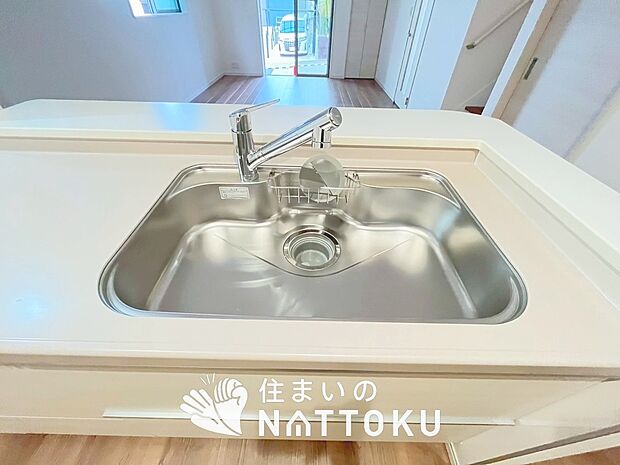 【浄水器内臓型ハンドシャワー付シンク】傷や汚れが付きにくい静音仕様の全面エンボス加工シンク。
また、蛇口の先端に浄水器を内蔵。浄水シャワーが使える毎分4リットルのたっぷり浄水。
