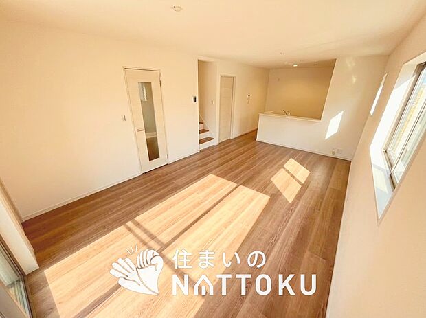 【現地写真（リビング）】フローリング材には、木目、色調など木材特有の風合いがあり、ナチュラルな美しさになっています。