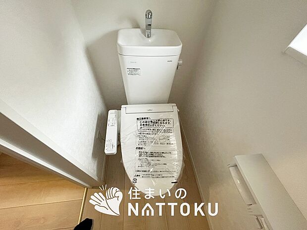 【トイレ】汚れてもサッとひと拭きでお手入れ簡単、エコ仕様の温水洗浄便座付きのトイレです。
バリアフリーにも配慮しています。
