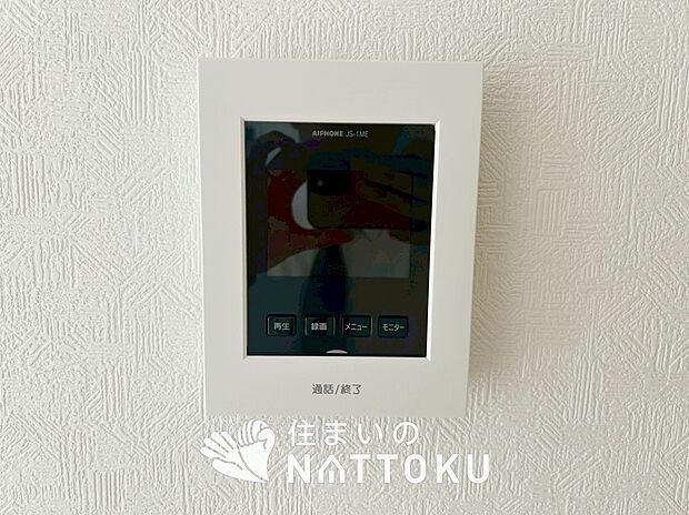 【TVモニター付インターホン】手放し通話ができ、送話表示灯で送話・受話状態が確認できます。
映像と音声で玄関先の様子をチェックできるモニター機能や、夜間の訪問者の顔も確認できるLEDライトを装備しています。