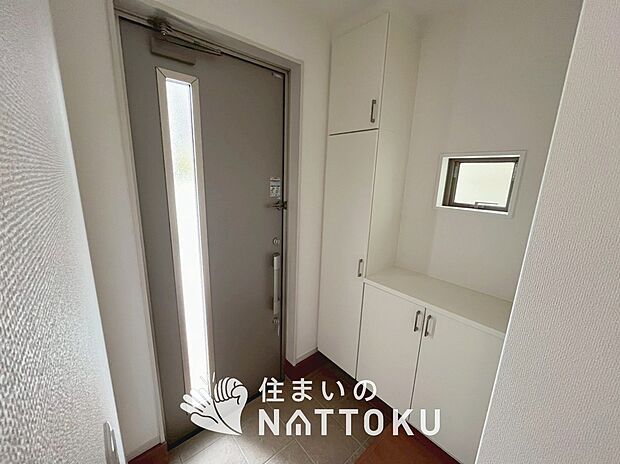 【現地写真(玄関)】玄関には、大型のシューズ収納を設置しています。