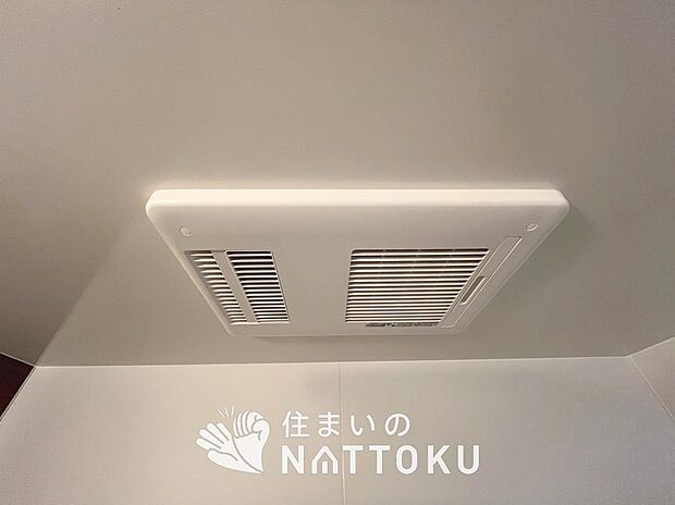 【浴室暖房換気乾燥機】入浴後の水滴や湿気を排出し、カビの発生や臭いを抑制します。
雨の日の洗濯物にも効果的です。