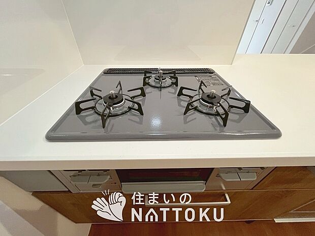 【ビルトインコンロ】フラットな構造で清掃性が高く、過熱防止センサー付3口タイプで日頃の家事も快適です。