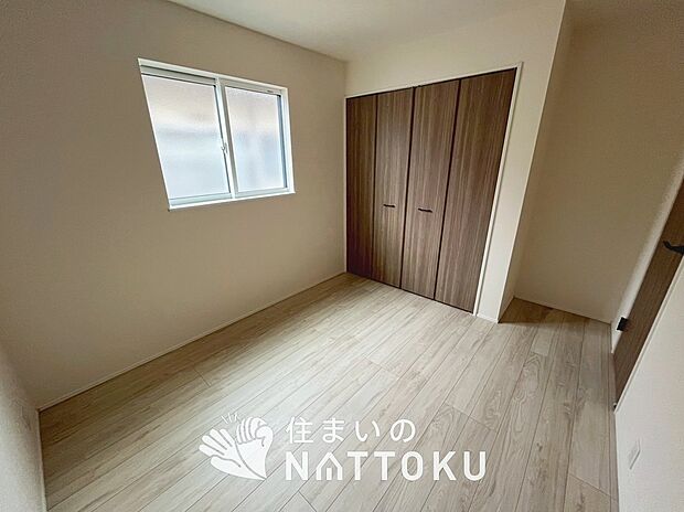 【現地写真（寝室）】木目の美しさを際立たせるシンプルデザインの建具を使用しています。