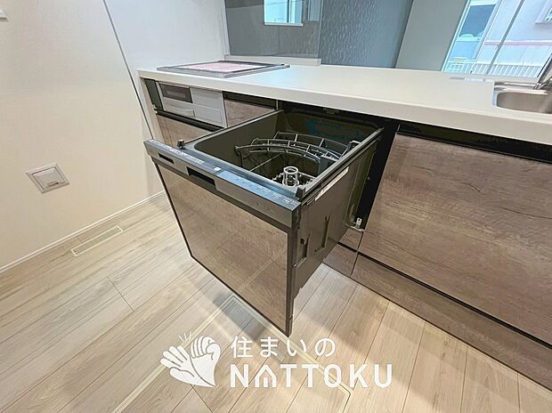 【食器洗い乾燥機】食後の時間にゆとりを与えてくれる食器洗い乾燥機。
操作ボタンも上面にあるので、腰をかがめずに操作ができラクラクです。
