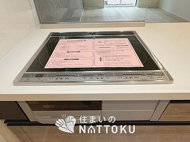 【ビルトインコンロ	 】フラットな構造で清掃性が高く、過熱防止センサー付３口タイプで日頃の家事も快適です。