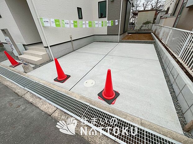 【現地写真（駐車場）】駐車スペースが広く、運転が苦手な方も安心です。