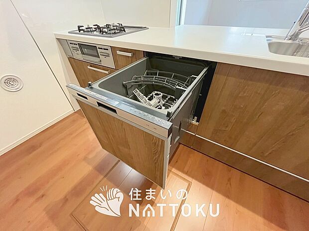 【食器洗い乾燥機】食後の時間にゆとりを与えてくれる食器洗い乾燥機。
操作ボタンも上面にあるので、腰をかがめずに操作ができラクラクです。
