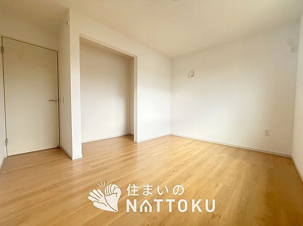 【現地写真（寝室）】木目の美しさを際立たせるシンプルデザインの建具を使用しています。