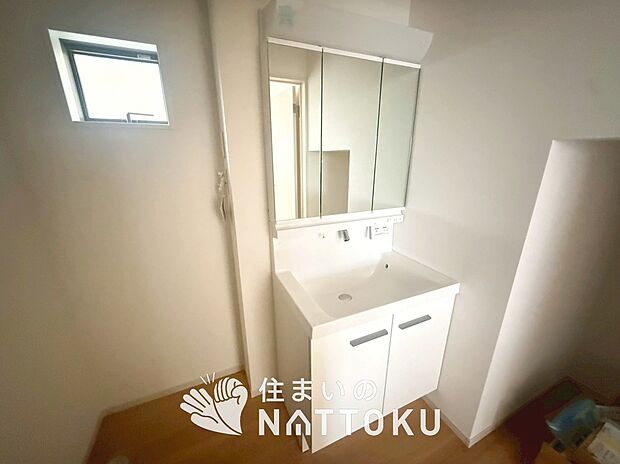 【洗面台・洗面所】鏡の両サイドは、必要なものを取出しやすく、大きな鏡面で朝の準備も快適。
使いやすいリフトアップ機能付きのシングルレバーシャワー水栓付です。
