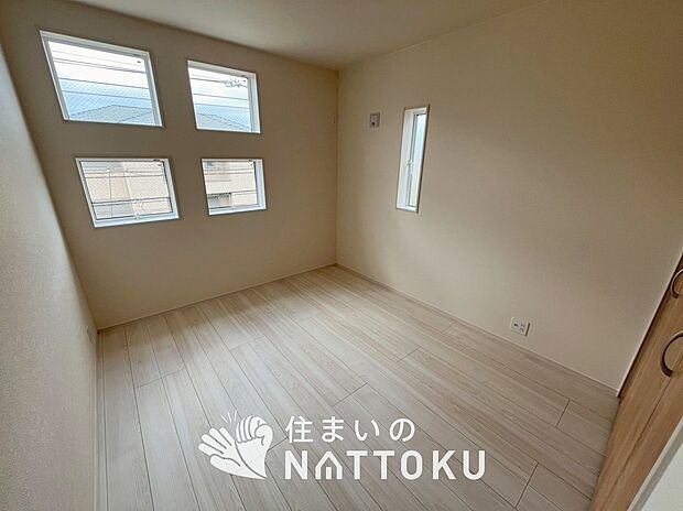 【現地写真(洋室)】木目の美しさを際立たせるシンプルデザインの建具を使用しています。