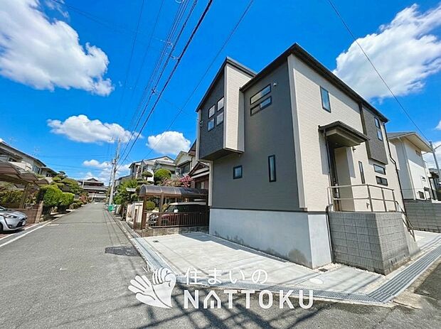 【現地写真(前道含む外観)】雨で汚れを落とし、耐久性・耐候性に優れた外壁を使用しています。